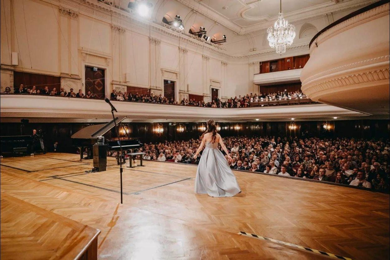 Pianistka kłania się publiczności Filharmonii Narodowej podczas Konkursu Chopinowskiego